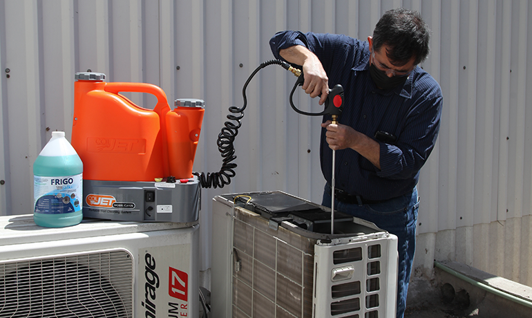 Cómo elegir químicos y herramientas para limpiar serpentines HVACR